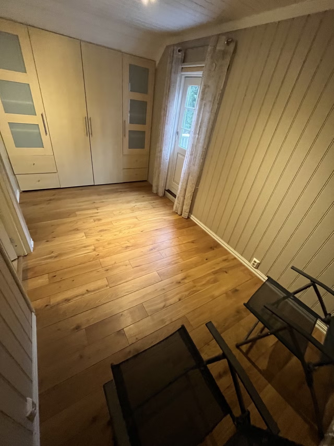 soverom med dør til balkong